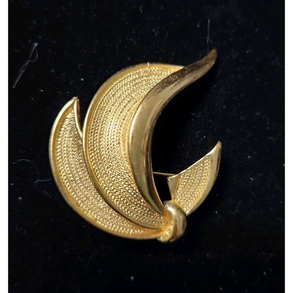 Vintage 4 Gold Tone Unsigned Swirl Brooches Monet BSK 80's Retro